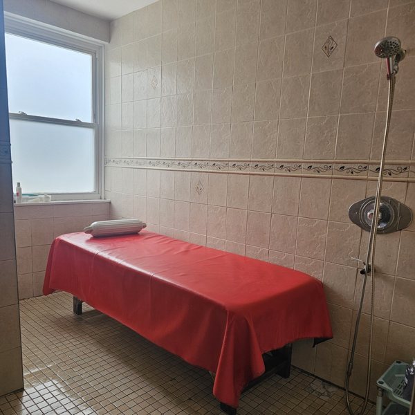Table shower room at 205 Spa